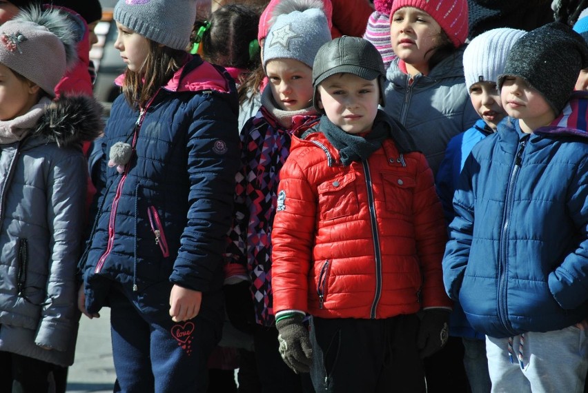 Na wolsztyńskim rynku przedszkolaki pożegnały zimę i...