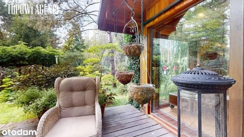 Klimatyczny dom w góralskim stylu, położony nad jeziorem wystawiony na sprzedaż w powiecie piotrkowskim. Ile kosztuje?