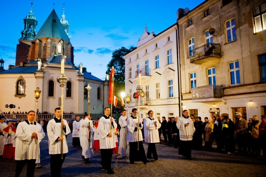 Odpust św. Wojciecha: relikwie zaniesione w procesji do...