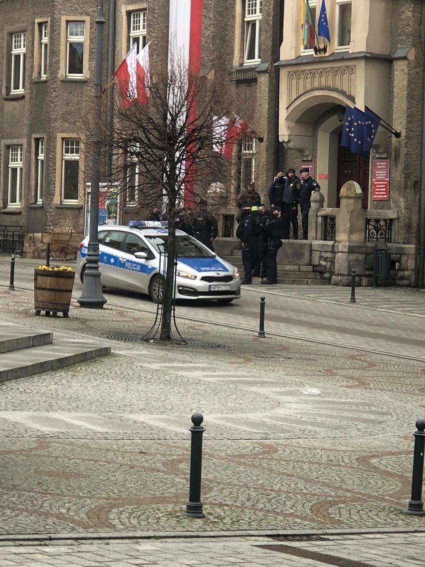 Policja strzeże Ratusza przed ewentualnymi atakami na...