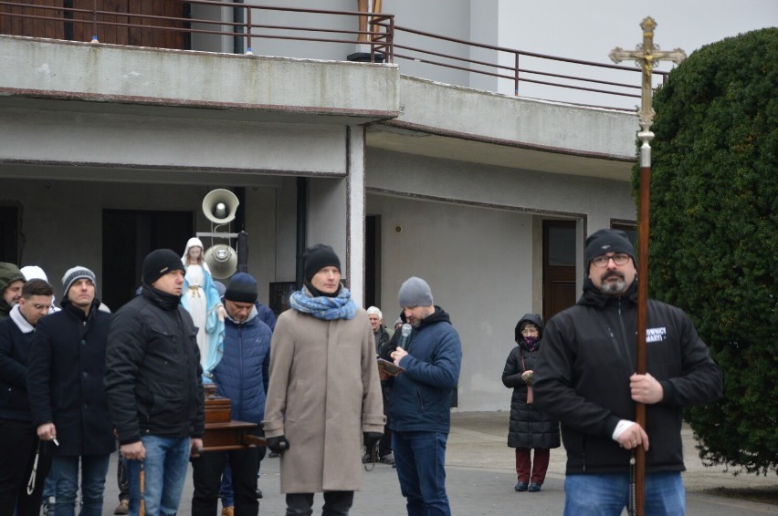 Męski różaniec w Tomaszowie Mazowieckim. Nabożeństwo odprawiono się po raz trzeci ZDJĘCIA