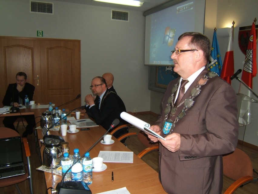 Sesja Rady Powiatu Pleszewskiego poświęcona fuzji szkół
