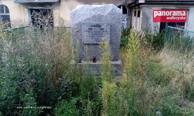 Wygląd miejsca z obeliskiem przy zlikwidowanym szybie kopalnianym „Chwalibóg" w Wałbrzychu, nie przynosi chluby miastu