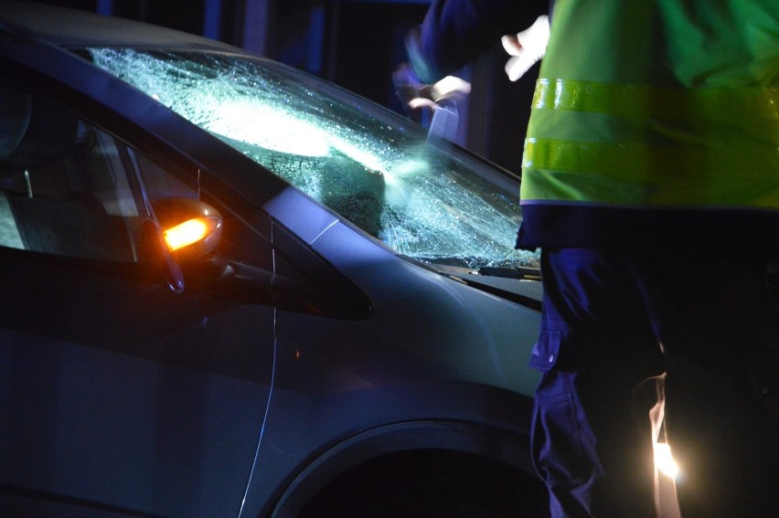 Dramatyczny wypadek na przejściu dla pieszych w Radomiu. Samochód potrącił dwie osoby. Obie trafiły do szpitala. Zobacz zdjęcia