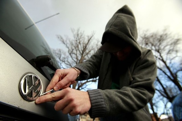 Zadbaj o alarm i pilnuj, żeby, zanim zostawisz auto na parkingu, pozamykać wszystkie drzwi.