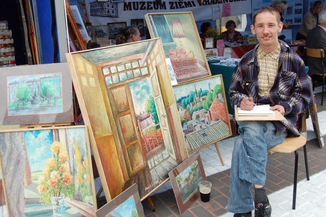 Damian Śledź wielokrotnie prezentował swoje prace w galeriach oraz na ulicach Nakła. W piątek pokaże je w domu kultury w Szubinie.