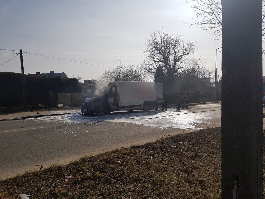 Pożar samochodu dostawczego firmy kurierskiej. Utrudnienia na ulicy Siennieńskiej w Ostrowcu