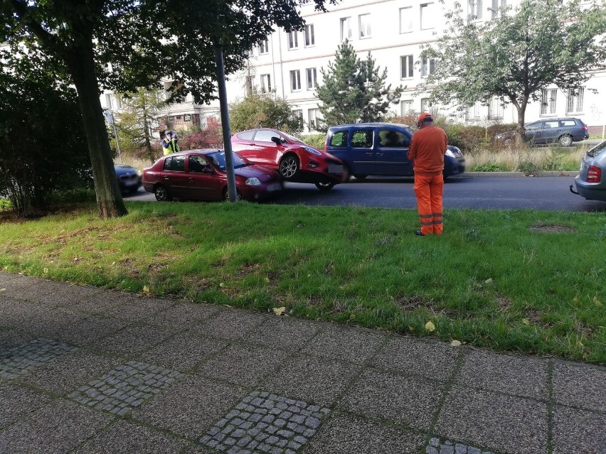 Stłuczka w centrum Szczecina. Kierująca osobówką wjechała w zaparkowany samochód 