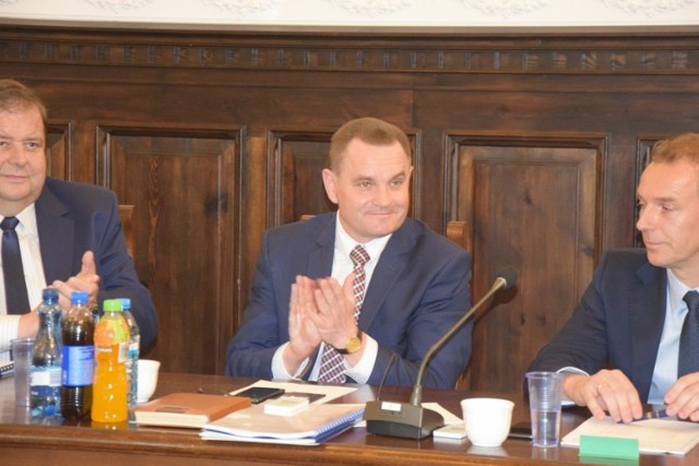 Z lewej Stanisław Skaja, członek zarządu, wicestarosta Mariusz Paluch i starosta Marek Szczepański