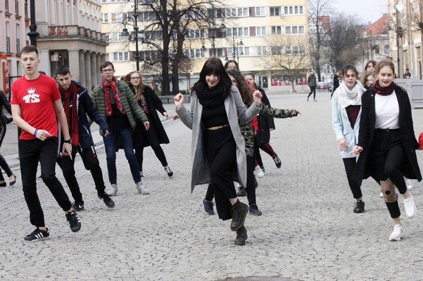 Flash mob w Legnicy, uczniowie promowali szkołę.