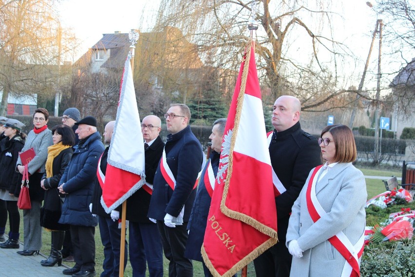 Wieluń uczcił pamięć "Żołnierzy Wyklętych". Miejskie uroczystości pod pomnikiem rtm. Witolda Pileckiego ZDJĘCIA