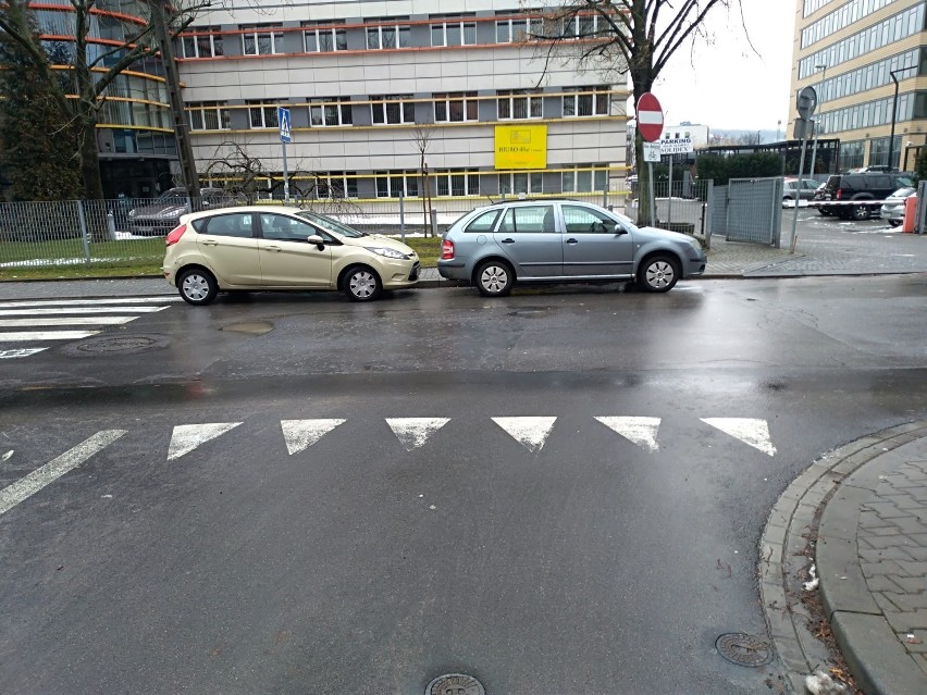Kraków. Mistrzowie parkowania znów na ulicach [NOWE ZDJĘCIA]