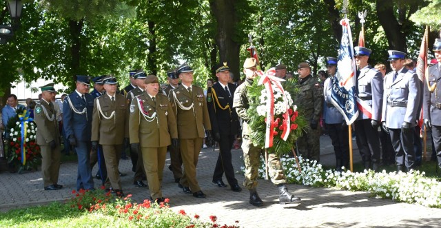 Tuż po mszy świętej  delegacje złożyły kwiaty pod Mauzoleum na Górze Chełmskiej. fot.