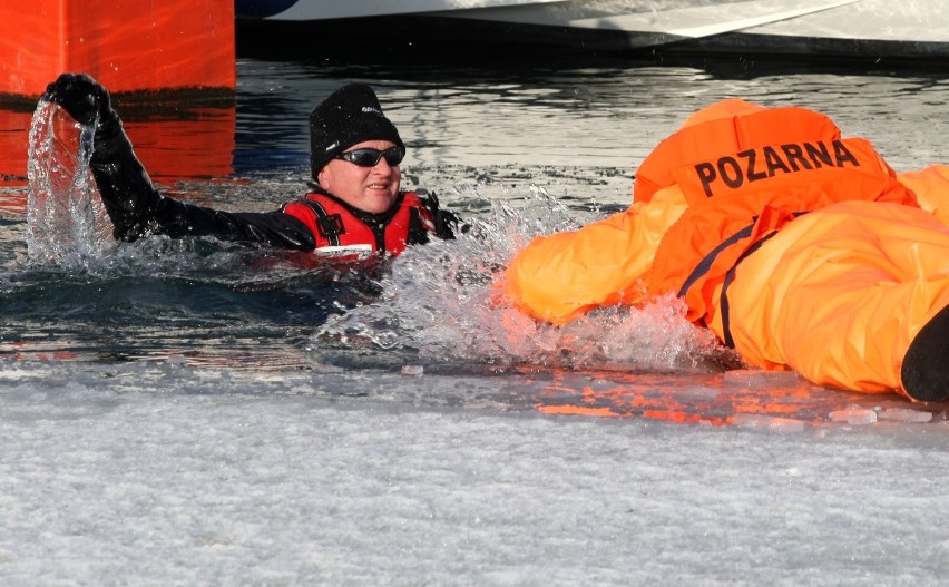 Ćwiczenia lodowe Straży Pożarnej w Gdyni
