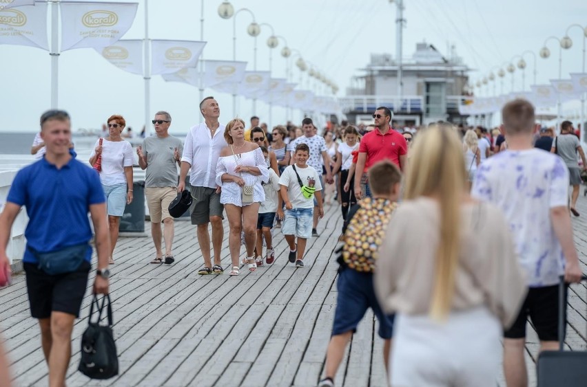 Tłumy turystów na sopockich ulicach i plażach