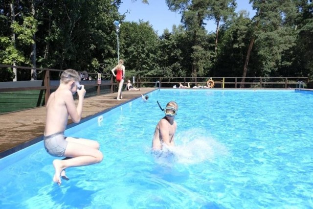 Baseny letnie w Toruniu dla najmłodszych i nie tylko

W wakacje w Toruniu do dyspozycji mieszkańców i turystów będą trzy kompleksy basenów letnich: na ul. Przy Skarpie, przy Szosie Bydgoskiej oraz na lewobrzeżu, na Campingu TRAMP przy ul. Kujawskiej. 


Bezpłatne wejścia na baseny będą obowiązywać w wybrane dni. Dokładny harmonogram MOSiR udostępni niebawem. Już teraz wiadomo, że w sierpniu w godzinach przedpołudniowych dzieci i młodzież będą mogły skorzystać z darmowych wejść do nowo powstałej pływalni Aqua Toruń przy ul. Bażyńskich. Poza tym MOSIR zamierza zorganizować dwa tygodniowe kursy pływania dla najmłodszych. Wodne atrakcje to nie wszystko. MOSiR zaprasza chętnych także do korzystania z siłowni plenerowych - tych w Toruniu mamy ok. 70, a także do wizyty na Orlikach. W wakacje ośrodek zorganizuje również zajęcia z instruktorami dla miłośników jazdy na rolkach.