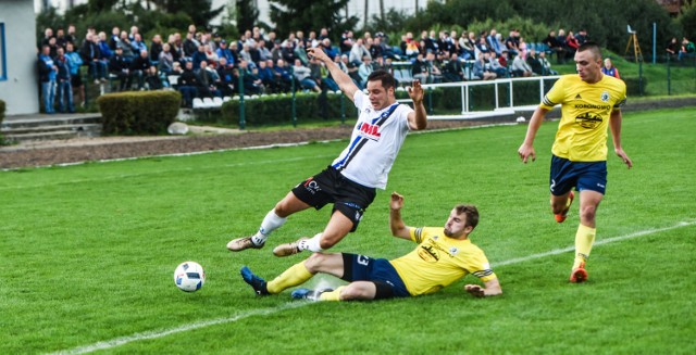 W meczu 3. kolejki rozgrywek A klasy Zawisza Bydgoszcz pokonał Victorię Koronowo 1:0

Zawisza Bydgoszcz - Victoria Koronowo 1:0 (0:0)
Bramka: Arkadiusz Nowicki (75).
ZAWISZA: Marcin Niwiński - Artur Cielasiński, Bartosz Stoppel, Tomasz Detmer, Bartosz Bąk, Adrian Brzeziński, Patryk Błażejewicz (90.Tomasz Stachewicz), Adam Wiśniewski, Paweł Kanik, Wojciech Ruczyński (75. Arkadiusz Nowicki), Patryk Straszewski (86. Patryk Bereza). Rezerwowi: Jan Stypczyński, Patryk Szymański, Jarosław Lewandowski, Oskar Ziemba.

VICTORIA: Łukasz Dąbrowski - Mateusz Chranowski, Paweł Dec, Mateusz Giełażyn, Jakub Kulpa, Maciej Górzyński (70. Paweł Górzyński), Adrian Bielawski, Szymon Łagoda (80.Łukasz Dziedzic-Kamiński), Aleksander Zieliński, Michał Wardach (80. Paweł Baumgart), Paweł Zieliński. Rezerwa: Kacper Nakielski, Krystian Uczniak, Jakub Mizdalski,, Przemysław Dec.





(DARK), (STYK)