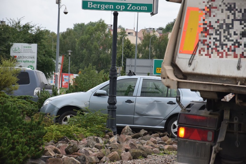 Zderzenie osobówki z ciężarówką w Szczecinku. Utrudnienia na rondzie [zdjęcia]
