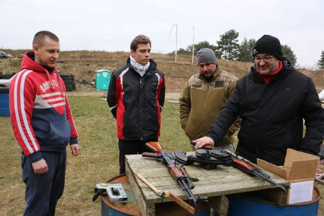 Artem z Krzywego Rogu i Ihor z Połtawy uczą się na strzelnicy w Lipnie obsługi broni. Wracają na Ukrainę, by bronić kraju,