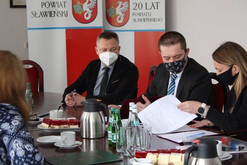 Powiat sławieński: Od marca będą nowe połączenia autobusowe, podpisano porozumienie