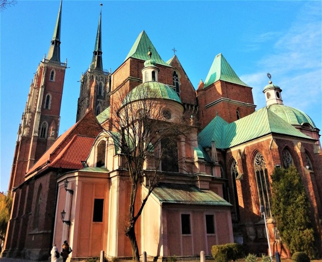 Podczas II wojny światowej duża część wrocławskich zabytków zachowała się niemal w nienaruszonym stanie. Wiele z nich uległo jednak zniszczeniu, inne zostały mocno uszkodzone. Niektóre odrestaurowano, były też takie, które całkowicie rozebrano. Wielowiekowa historia miasta pozwala dzisiaj na podziwianie zabytków architektonicznych jeszcze z czasów panujących tu w średniowieczu Piastów, ale też tych, które powstały w okresie międzywojennym. Oto wrocławskie budowle z ciekawą historią.

Ciekawostki o wrocławskich budynkach z bogatą historią przeczytasz na kolejnych slajdach. Możesz na nie przechodzić, klikając w strzałki, używając klawiszy na klawiaturze lub gestów na smartfonie.