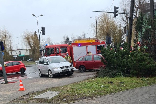 Do niebezpiecznych zdarzeń na skrzyżowaniu ulic Zamkowej i Nowowiejskiego w Szamotułach dochodzi od wielu lat. Na zdjęciu interwencja strażaków z ubiegłego roku