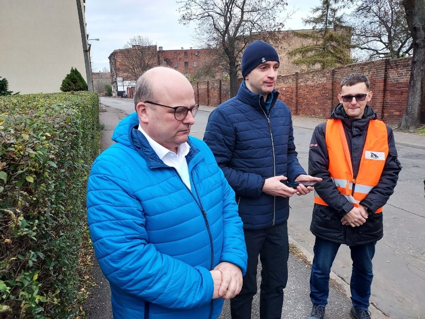 Prezydent Maciej Glamowski (od lewej),  radny KO Paweł...