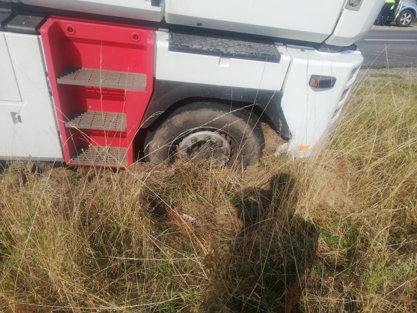 Kolizja między Lubieszynem a Dobrą. Dwie osobówki i ciężarówka wjechały do rowu. Po kolizji z ciągnika wypadł ładunek  