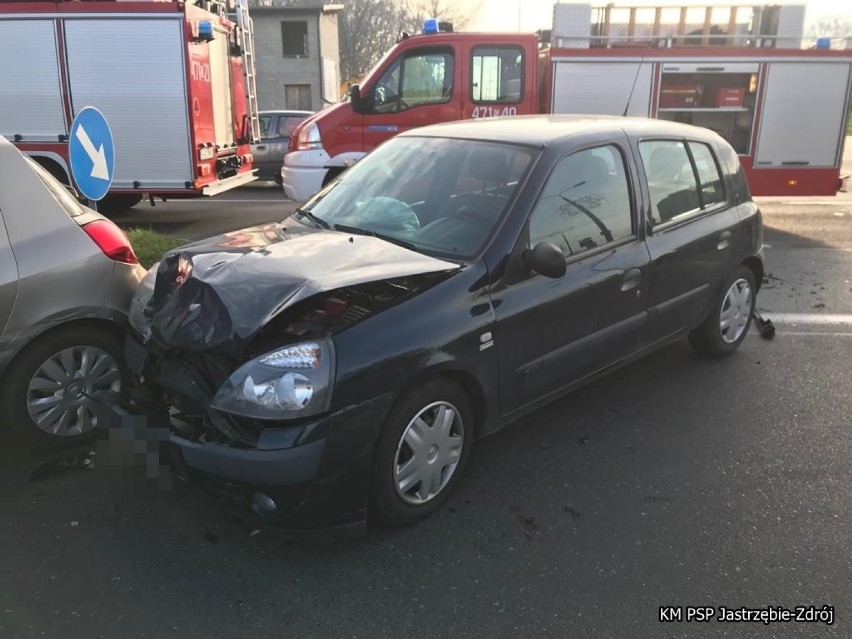 Wypadek w Jastrzębiu: zderzenie dwóch samochodów marki renault. Ranna 18-latka [ZOBACZ ZDJĘCIA]