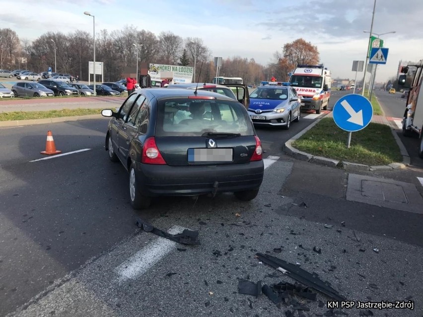 Wypadek w Jastrzębiu: zderzenie dwóch samochodów marki renault. Ranna 18-latka [ZOBACZ ZDJĘCIA]