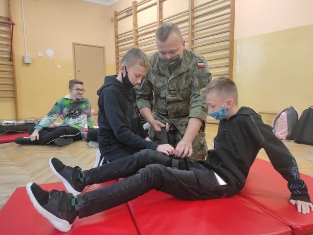 Żołnierze z 62. Batalionu Lekkiej Piechoty w Radomiu przeprowadzili pokazy pierwszej pomocy przedmedycznej w Publicznej Szkole Podstawowej numer 5  w Radomiu.