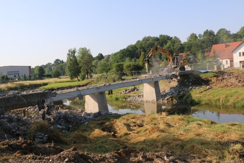 Most na ul. Lipowej w Limanowej przed i w trakcie wyburzania