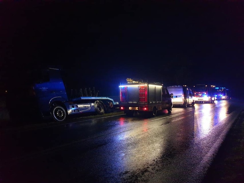 Nocny wypadek pojazdu ciężarowego na DK 11 w Górznie