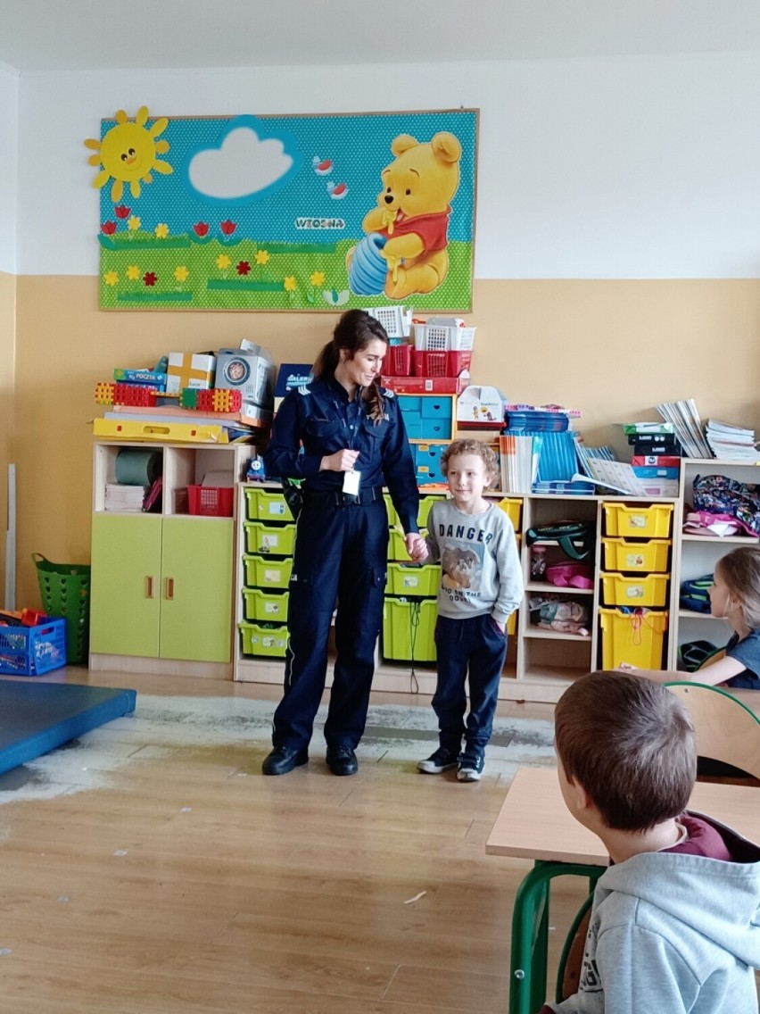 Poddębiccy policjanci z prewencyjną wizytą u przedszkolaków z Dalikowa ZDJĘCIA