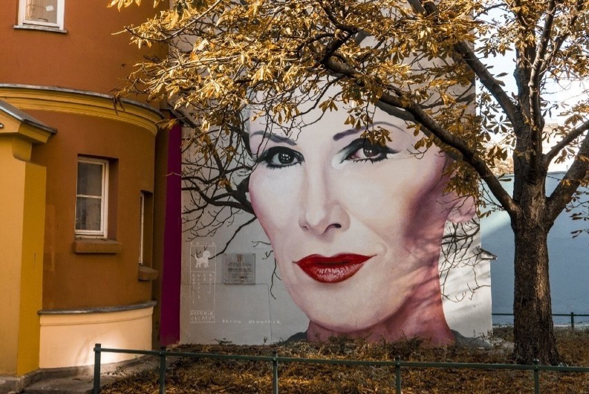 Mural Kory "zmienia się" wraz z porami roku