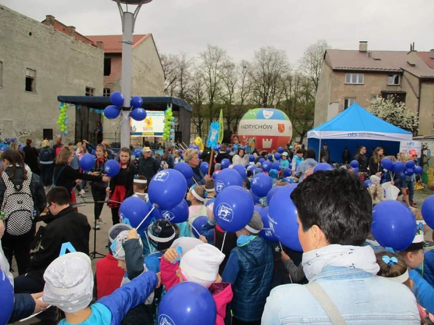 Andrychów. Niebieski marsz przeszedł ulicami miasta