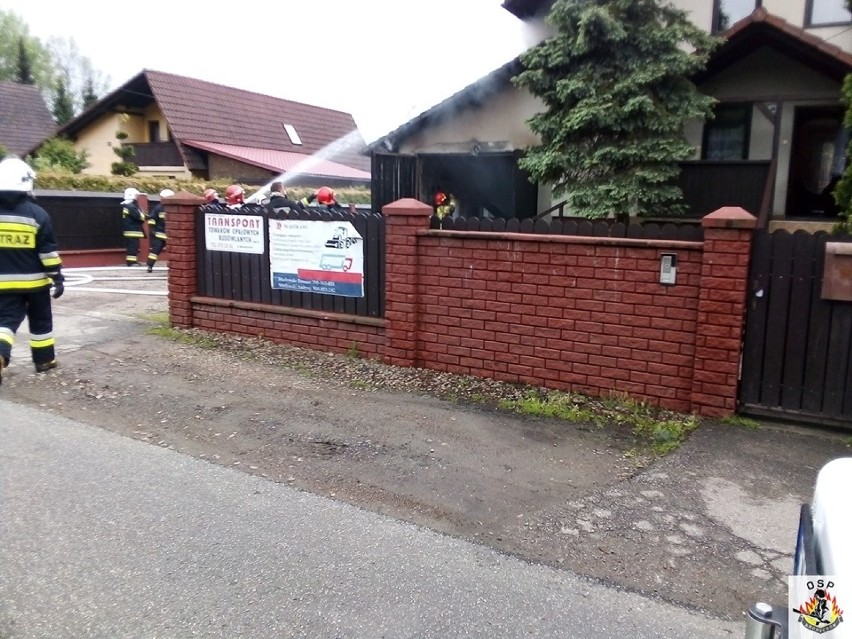 Pożar garażu w Andrychowie. Strażakom udało się uratować dom [ZDJĘCIA]