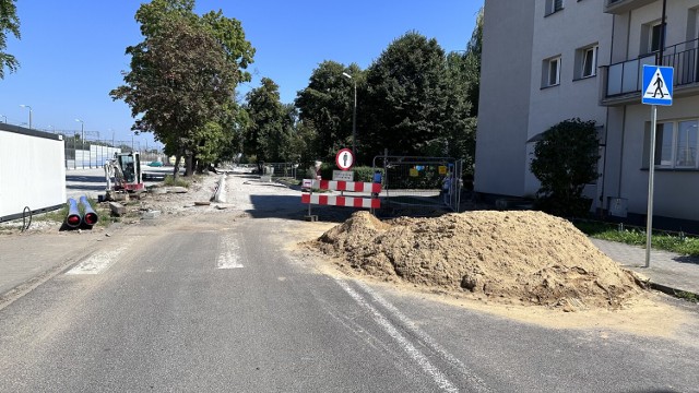 Po przebudowie ulica Poniatowskiego w Bochni będzie węższa - skalę zwężenia widać w tym miejscu