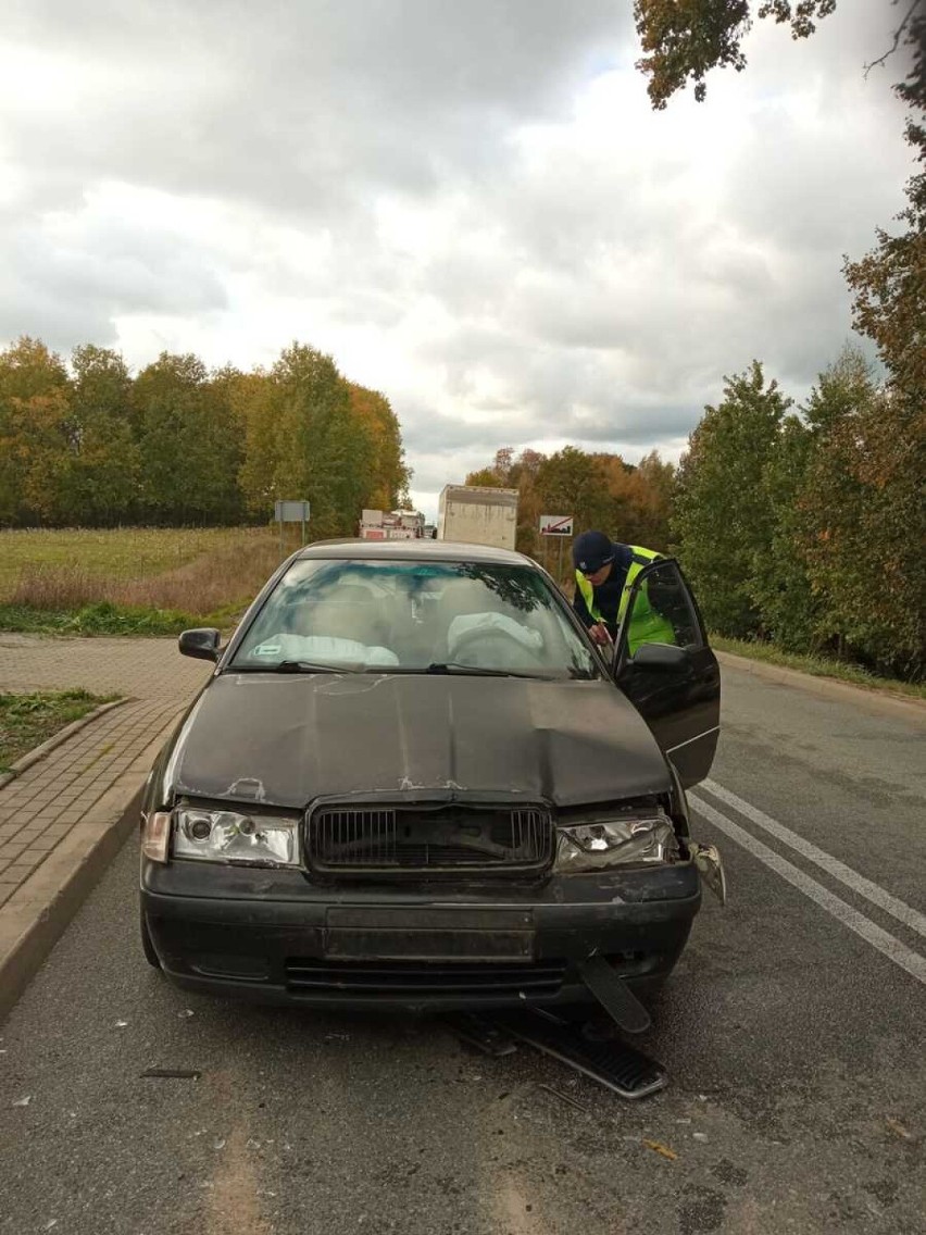 Policjanci z Gołdapi pracowali na miejscu zdarzenia drogowego