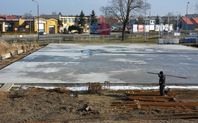 Tak w 2014 wyglądało sztuczne lodowisko w Lesznie mimo, że otwarcie planowano na przełom 2013 i 2014 roku. Ukończyć budowę udało się dopiero w I kwartale 2016 roku. Sprawę lodowiska w Lesznie zbada prokuratura.