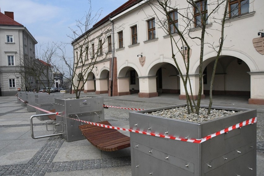 Siedzimy w domach, żywego ducha w centrum Kielc, więcej osób spaceruje w osiedlach [WIDEO, ZDJĘCIA]