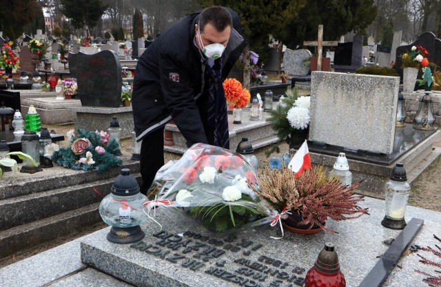 Narodowy Dzień Pamięci Żołnierzy Wyklętych w Grudziądzu. Z tej okazji odbyła się uroczystość patriotyczna pod pomnikiem rotmistrza Witolda Pileckiego. Kwiaty m.in. na grobie Zbigniewa Brzyckiego i przy tablicy pamiątkowej generała Augusta Emila Fieldorfa „Nila” złożył radny Łukasz Piasecki - koordynator ds. uroczystości patriotycznych.