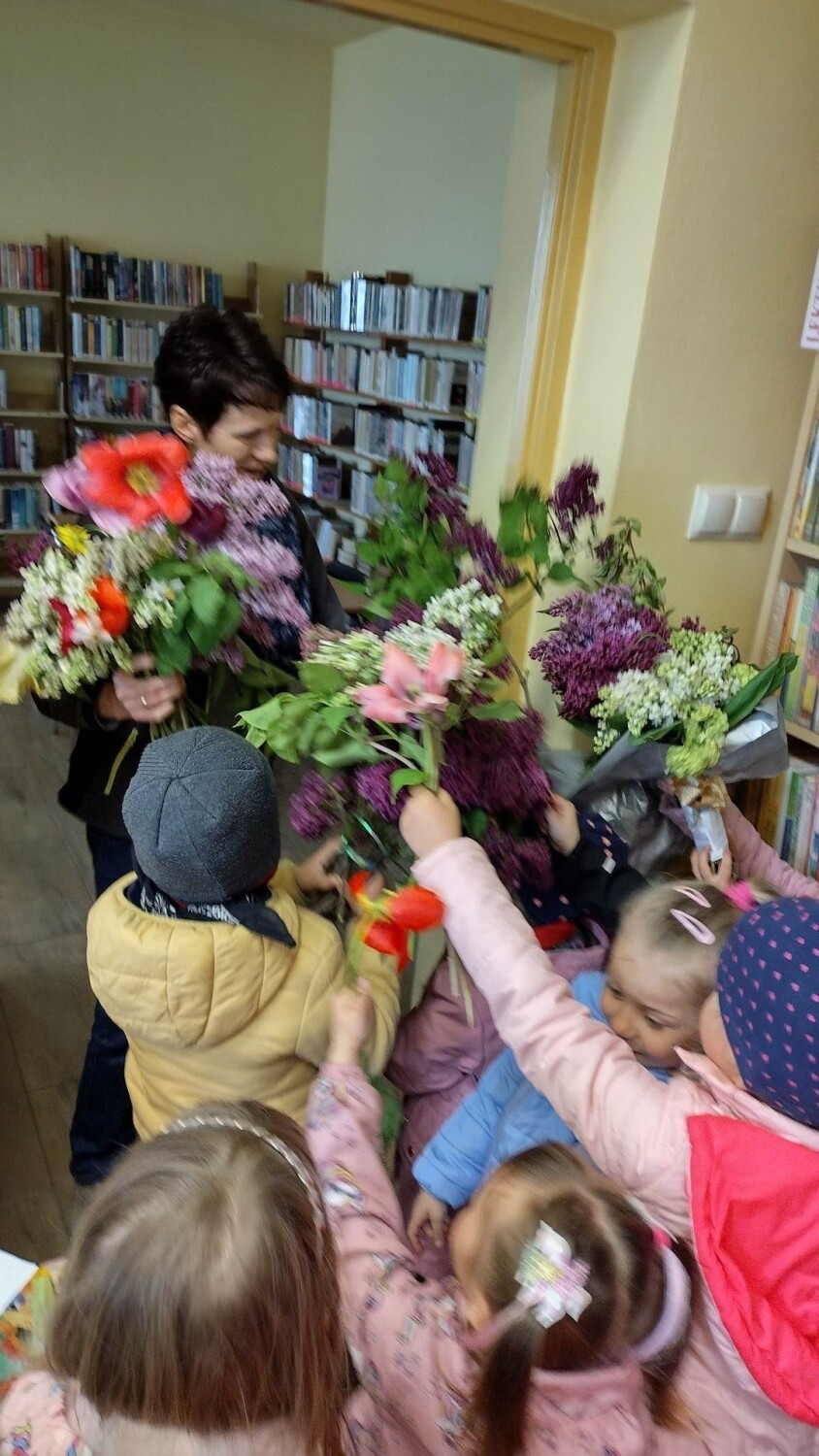 Dzień Bibliotekarza i Bibliotek w Pińczowie. Były kwiaty i życzenia. Zobacz zdjęcia
