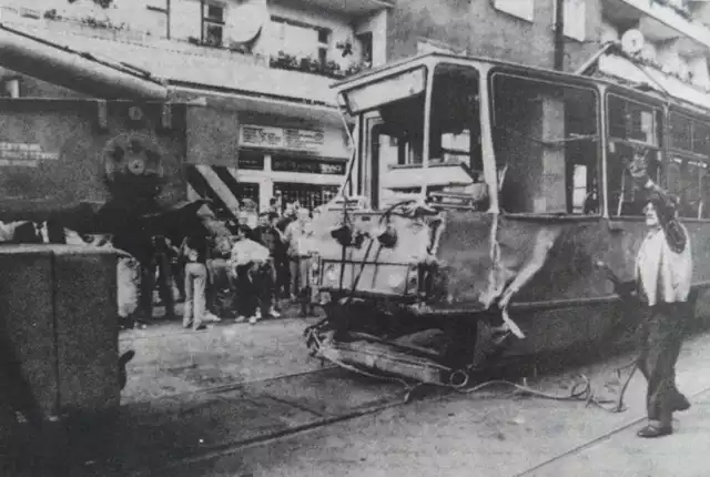 Na Wildzie zginęło 5 osób, a ponad 60 zostało rannych. Minęło już prawie 30 lat od największej katastrofy tramwajowej w Poznaniu. 8 września 1993 roku na ulicy 28 Czerwca 1956 r. tramwaj linii nr 10 wypadł z szyn i uderzył w bok kamienicy.

Ratownicy jeszcze długo nie mogli się otrząsnąć po tym, co zobaczyli. - Mną wstrząsnął widok nieprzytomnego dziecka, obok którego leżała urwana ręka - wspominał jeden z nich.

Czytaj dalej i zobacz zdjęcia --->