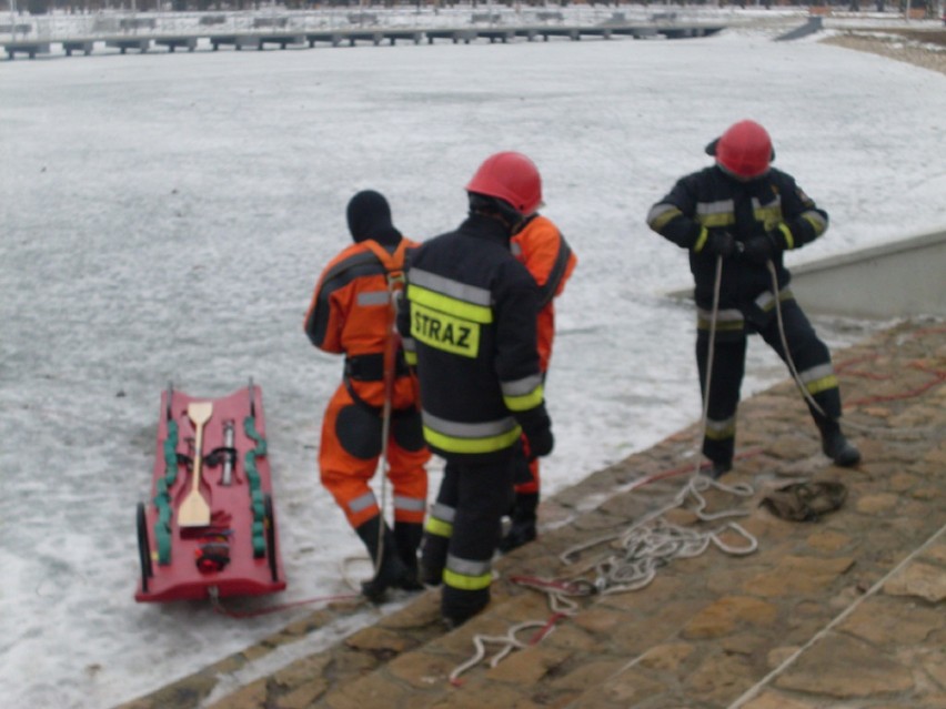 Strażacy ćwiczyli na lodzie (zdjęcia)