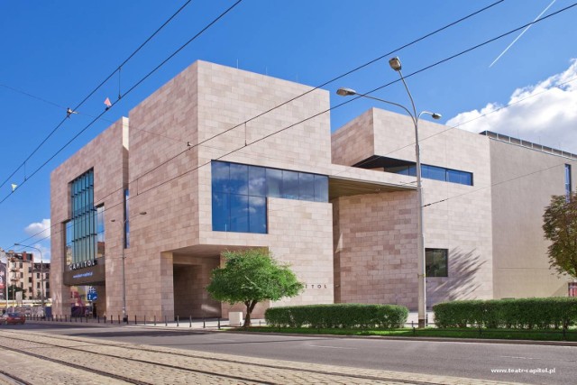 Wrocławski Teatr Muzyczny Capitol może się pochwalić najpiękniejszym w Polsce modernistycznym wnętrzem, odrestaurowanym z niezwykłą pieczołowitością i fasadą, która jest nazywana jedną z polskich perełek architektonicznych.

Podczas remontu, przeprowadzonego dwa lata temu, w pierzei zabudowy od strony ul. Piłsudskiego zaznaczono  historyczny układ przestrzenny. Wprowadzono przeszklony „ślad” niezwykłej, przedwojennej fasady Capitolu i świetlnej reklamy teatru nad wejściem, która oddaje niezwykłość iluminacyjno-materiałową nieistniejącego już budynku.

Teraz pod jednym dachem znajdują się sale prób aktorskich, sale prób baletu, pracownie, garderoby i magazyny, biura, pokoje gościnne - przed przebudową zlokalizowane pod sześcioma różnymi adresami na terenie całego miasta.