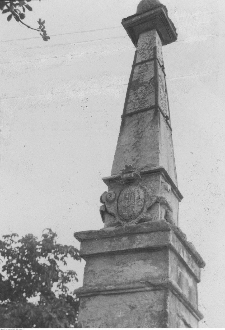 Dąbrowa Tarnowska. Marmurowy obelisk. 1918-1937