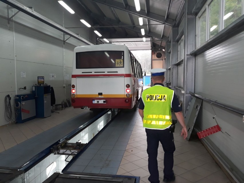 Policjanci z Aleksandrowa Kujawskiego wspólnie z ITD kontrolowali autobusy przewożące dzieci do szkoły [zdjęcia]