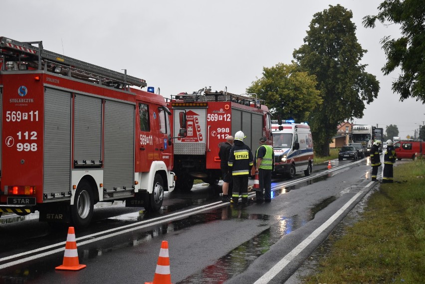 Samochód osobowy dachował na drodze wojewódzkiej 442. Kierowca został zabrany do szpitala