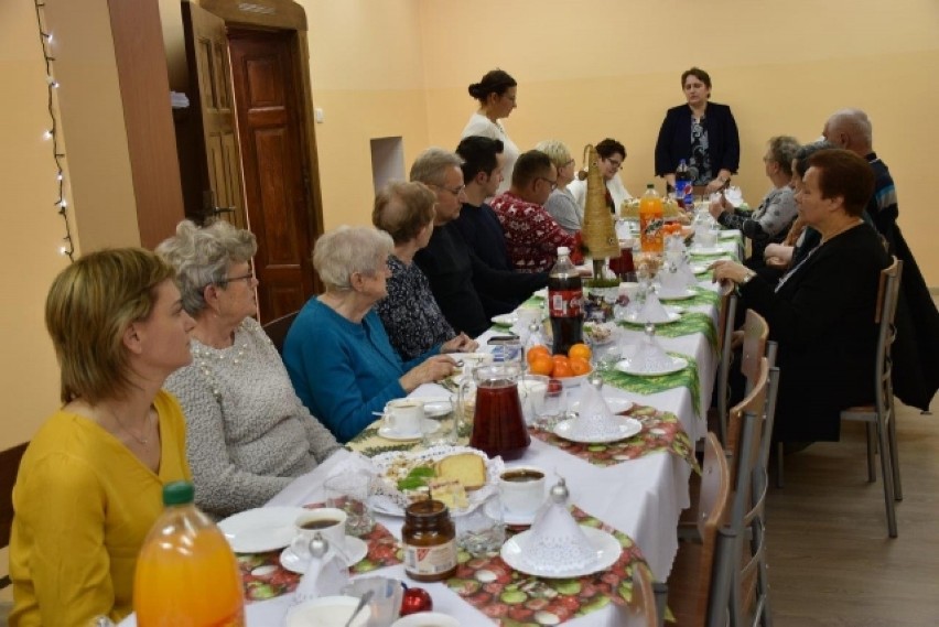 Spotkanie świąteczne w Pietronkach. Na stole królowały słodkości, a największe wrażenie robił tort (ZDJĘCIA)